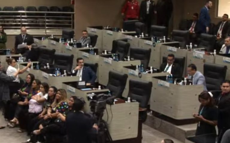 Ausência de vereadores adia análise de projetos na CMM