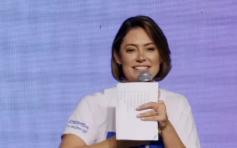 Michelle Bolsonaro chama Mendonça de 'ungido do Senhor'