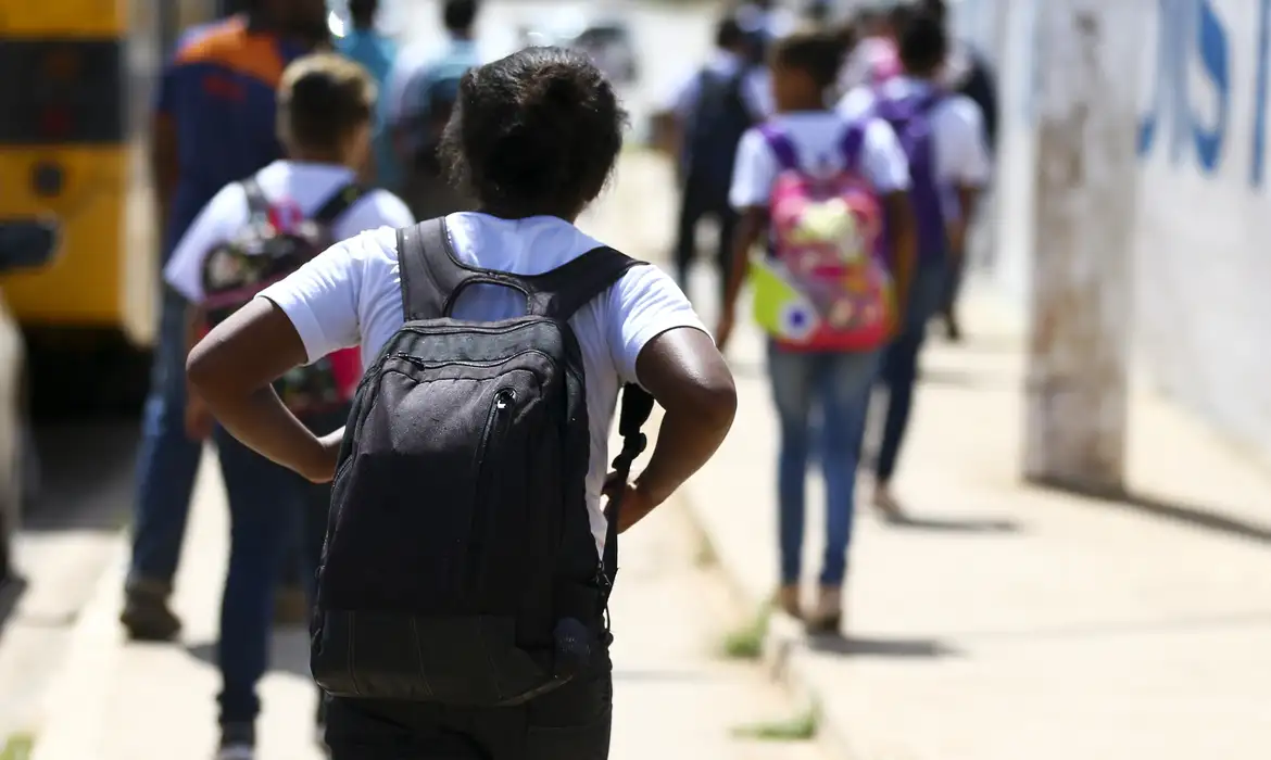 7 em cada 10 alunos brasileiros faltam à escola, revela Pisa 2025